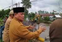 Bupati kotim Tinjau Normalisasi Sungai Di Mentawa Baru Ketapang.