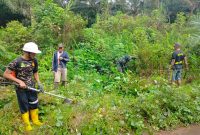 Wujudkan Lingkungan Bersih, Babinsa 1015-07/Parengean Bersama Warga Lakukan Gotong Royong