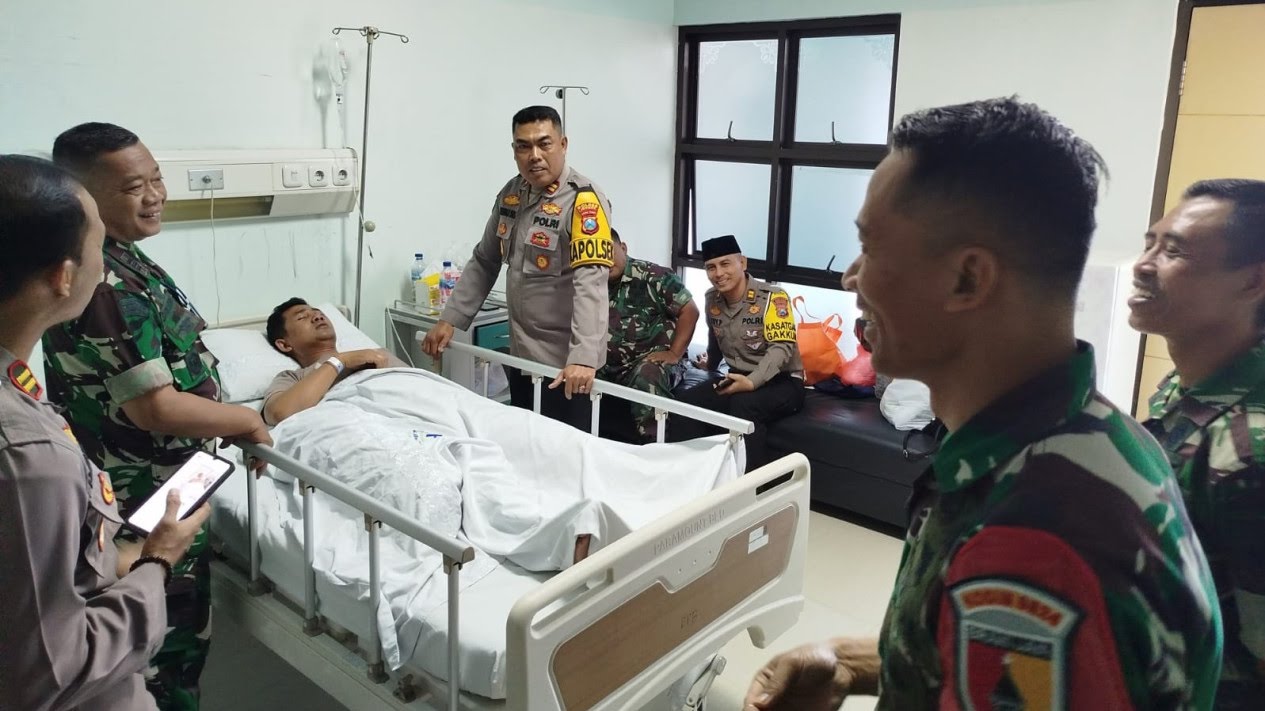 Polisi Dikeroyok Rombongan Pesilat, Dan Mobil Patroli Dilempari Batu.