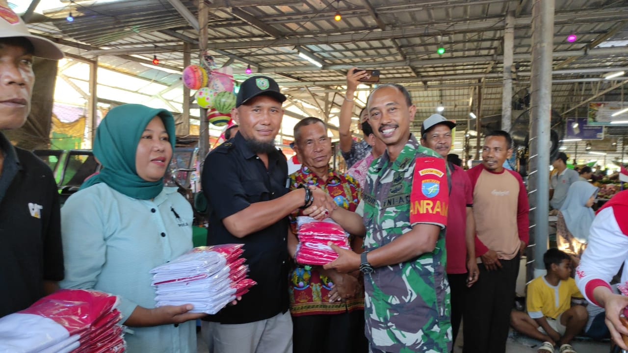 Dalam Rangka Memeriahkan HUT RI Ke 79 ,Kodim 1015/Sampit Bersama Forkopimda Kab.Kotim melaksanakan Gerakan Nasional Pembagian Bendera Merah Putih