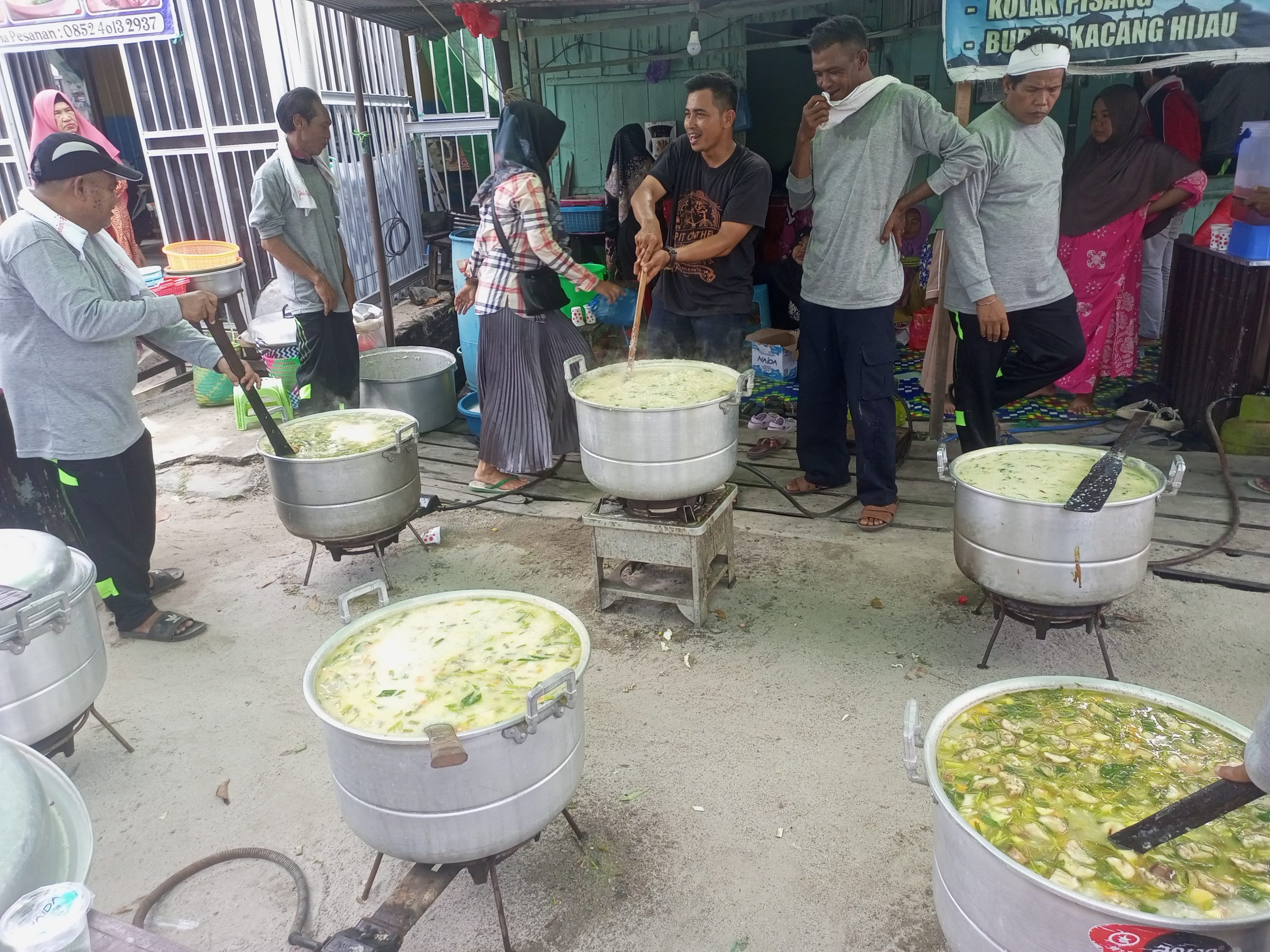 Warga jalan juanda Sampit Gelar Tradisi Memasak Bubur Asyura