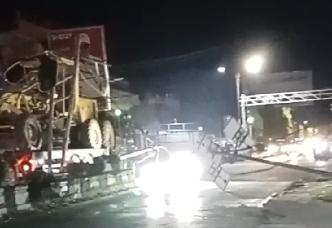 Truk Tronton Tabrak Lampu Merah di Jalan HM Arsyad, Sampit.