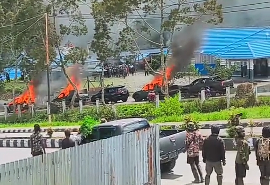 Puncak Jaya Memanas usai 3 OPM Ditembak, Mobil Aparat Dibakar Massa.