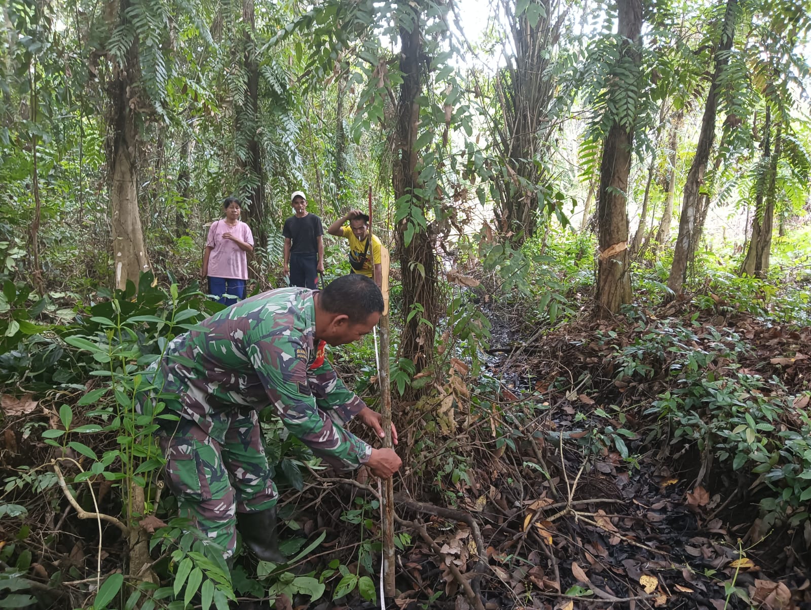 Atasi Kesulitan Warga, Babinsa Koramil 1015-04/Baamang Bantu Merintis Jalan Desa