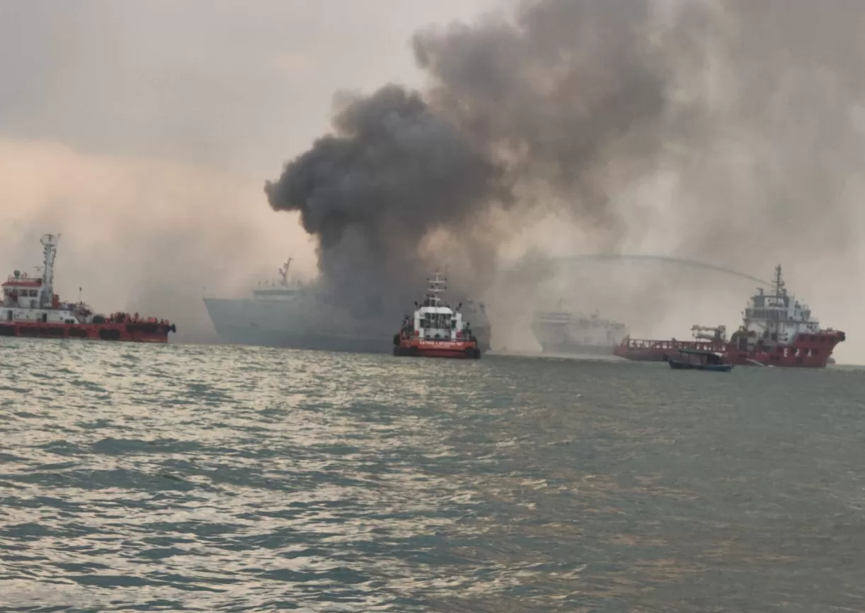 Kapal Penumpang Kirana Tujuan Sampit Terbakar di Kawasan Pelabuhan Tanjung Emas Semarang.