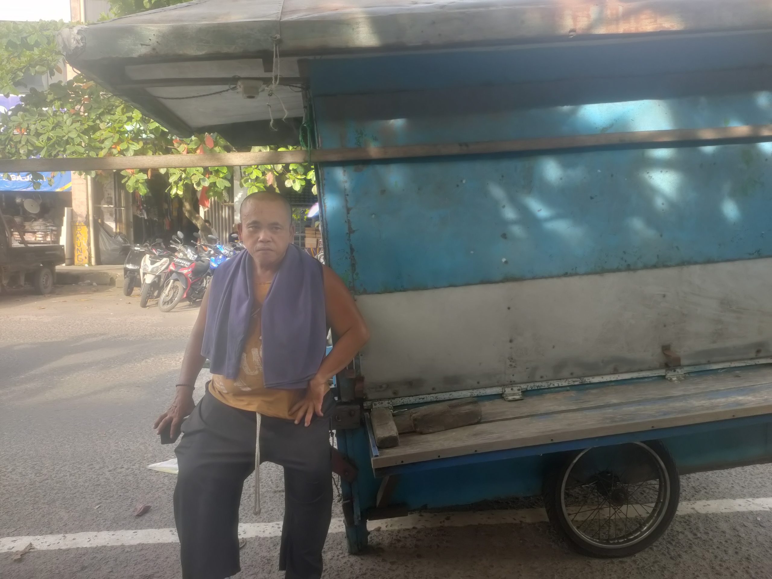 Seorang Diri, Namun Tak Pernah Menyerah,Sosok Penarik Rombong Pasar belauran Sampit.