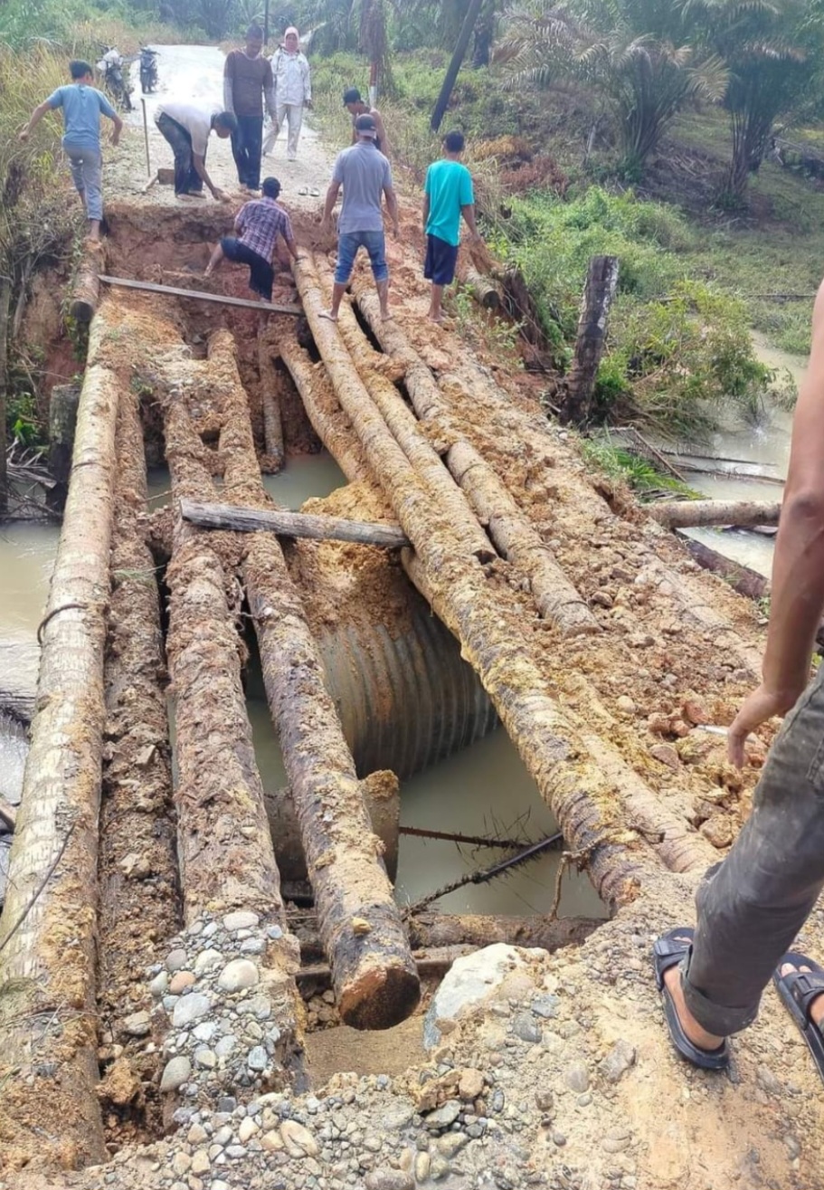 Jembatan Desa Tunas Karya Si kara-kara II Kecamatan Natal Kabupaten Mandailing Mengundang Maut