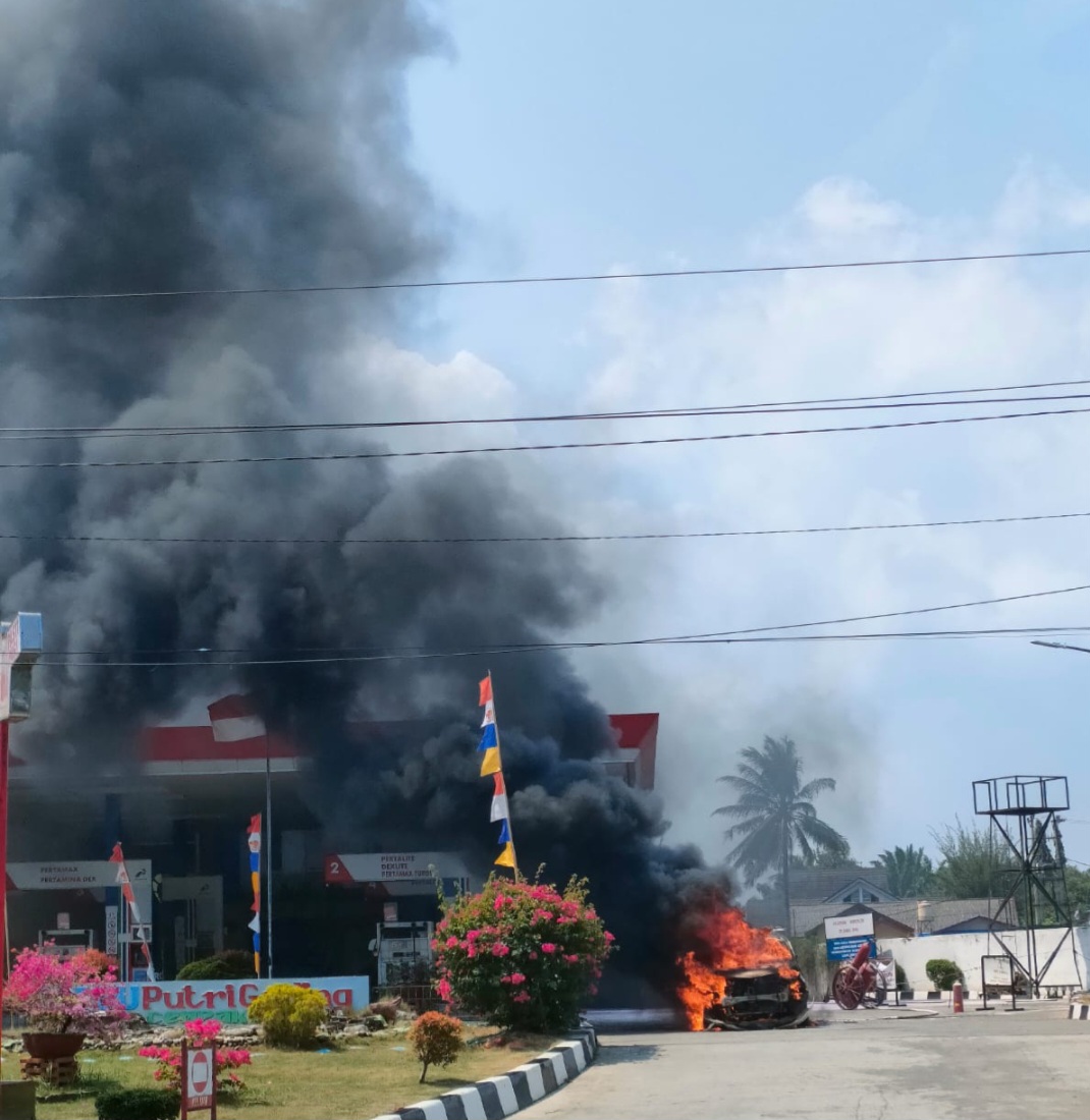 Gawat ,Setelah Isi BBM satu Unit Mobil Calya Terbakar.