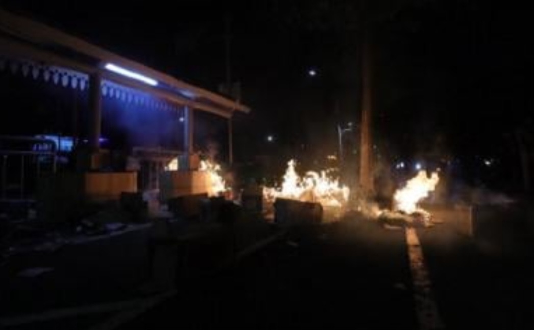 Aksi Demo Tolak RUU, Ricuh Masa Melempari Polisi Dengan Botol Dan Bambu