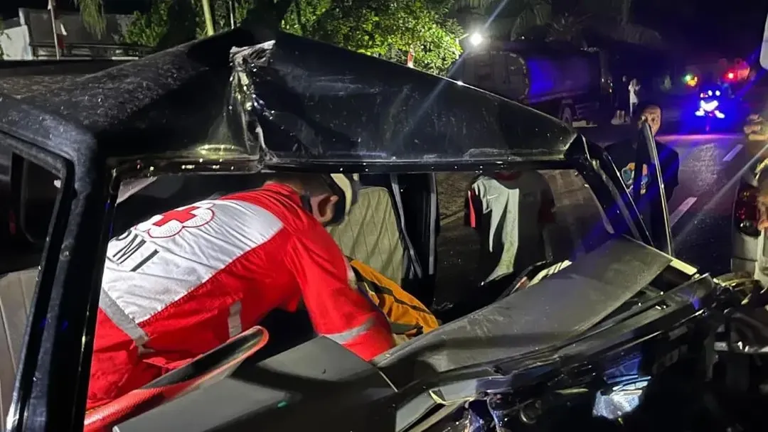 Di Duga Mabuk pikcup L300 Hantam Belakang Truck CPO,Penumpang Terjepit Kabin.