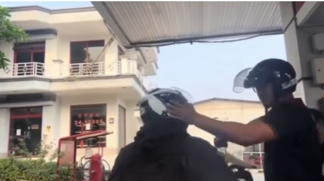 Nekat Serobot Antrian, Pemotor Ini Kena Tempeleng di SPBU Bintaro.