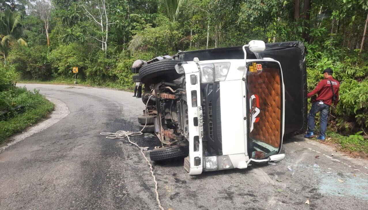Truk Terbalik Menutup Seperdua Jalan Lintas di Kaur