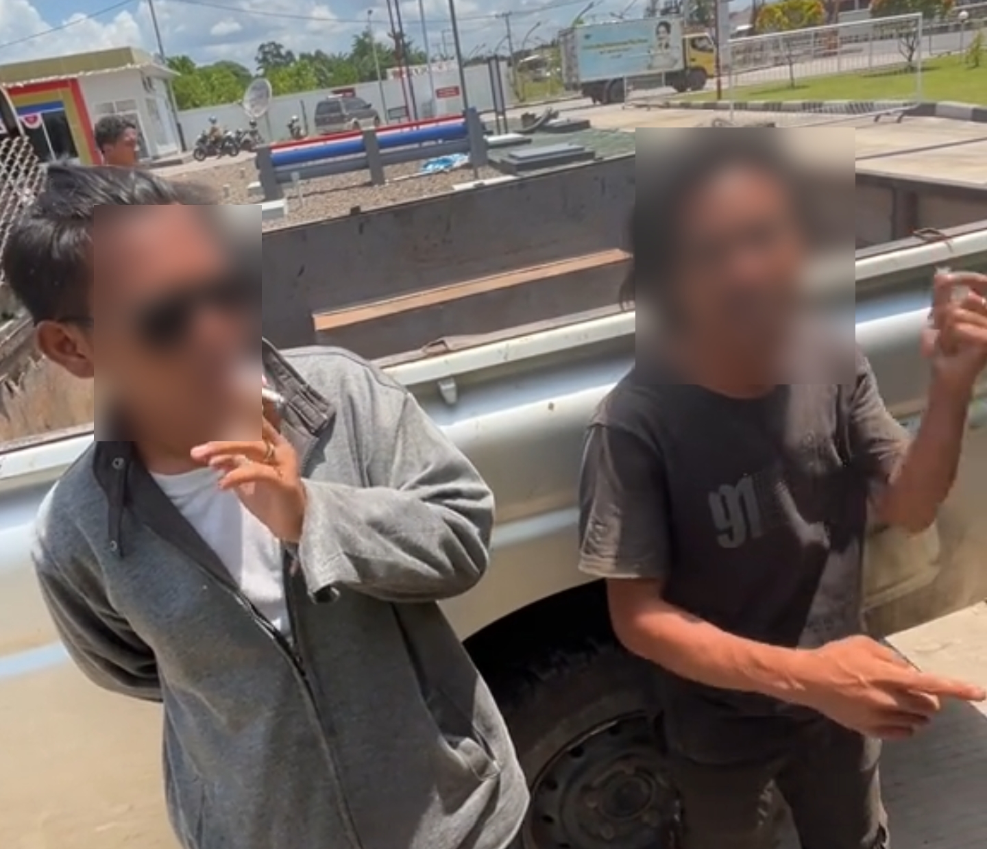 Sopir Truk Diminta Bayar Parkir Rp.200 Ribu untuk Isi Solar Di SPBU Semekto