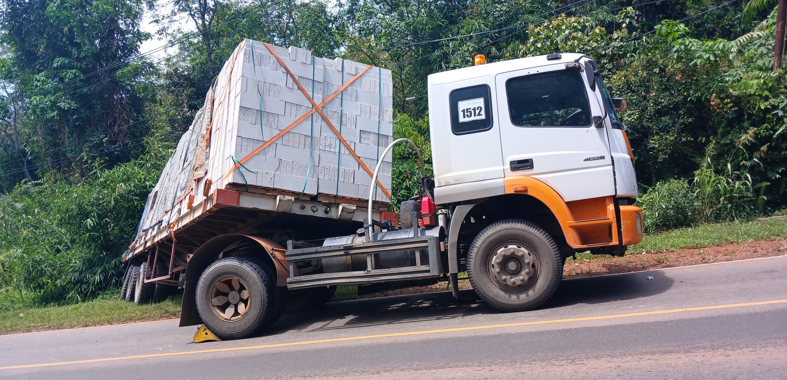 Tak Kuat Menanjak Di Tikungan Truk Cuontener Masuk Parit