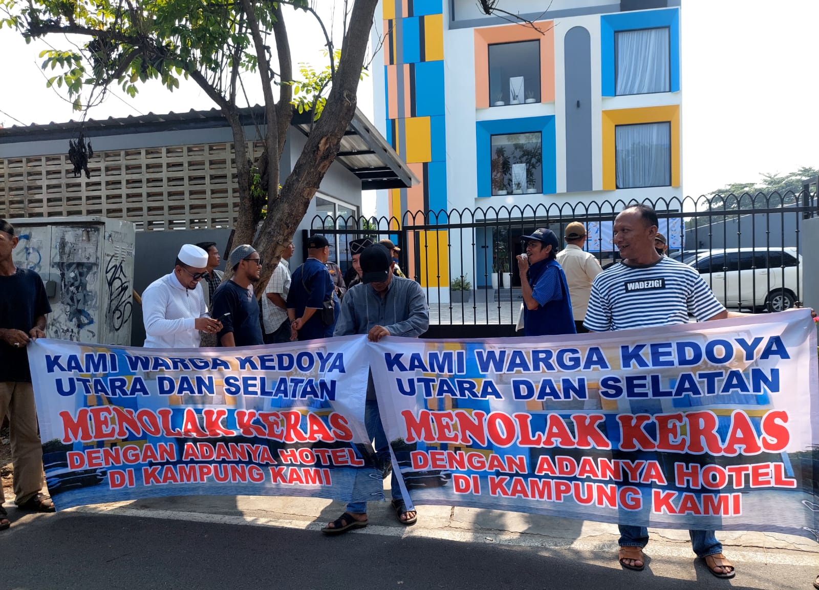 Warga Kedoya Selatan  Gelar Aksi Penolakan, Adanya  Hotel SANS Di Wilayahnya