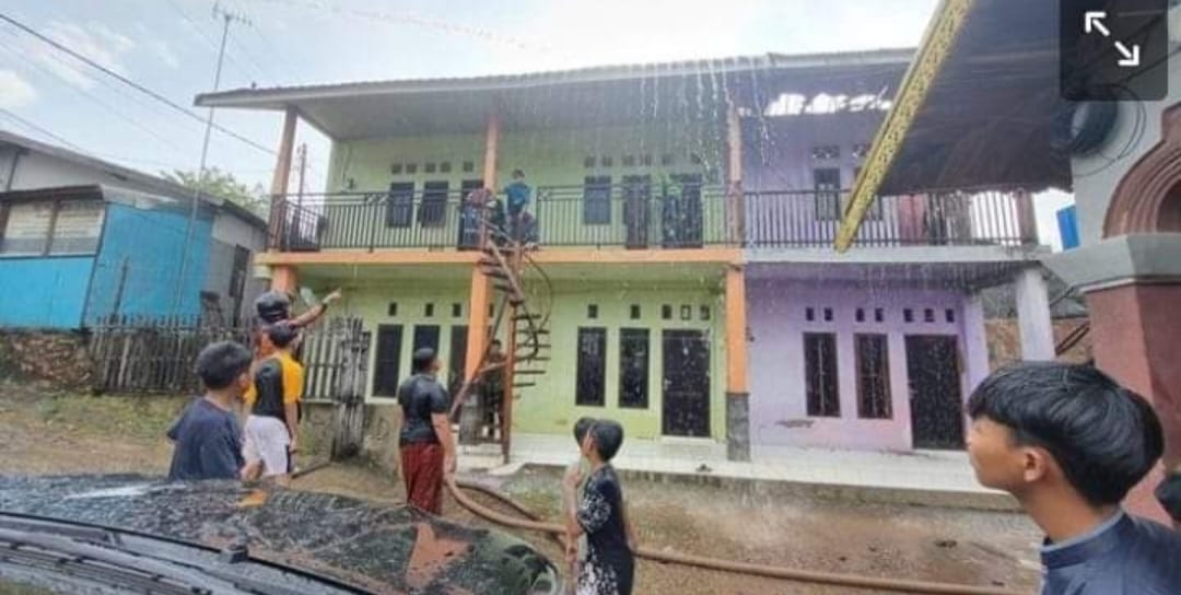 Hanguskan Satu Rumah dan Dua Kos-Kosan, Geger Kebakaran di Irigasi Gang Mujahidin Tanjung Rema