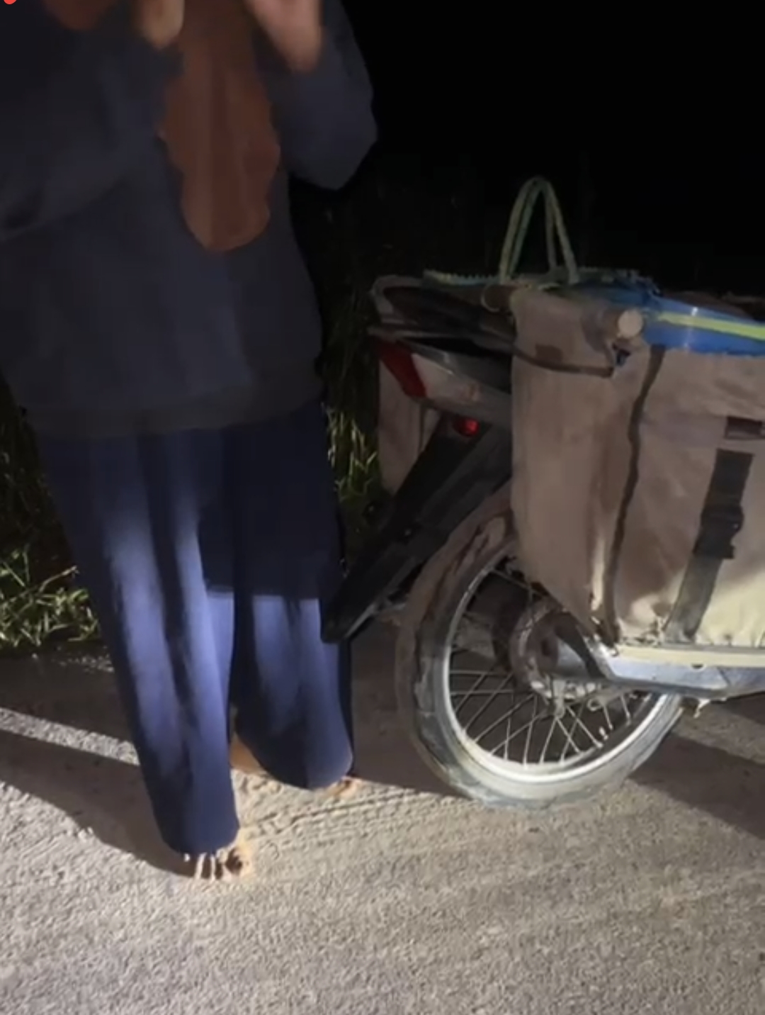 Tukang Sayur Di Begal Di Jalan Poros Wengga metropolitan, Uang Dan Ponsel Raib.