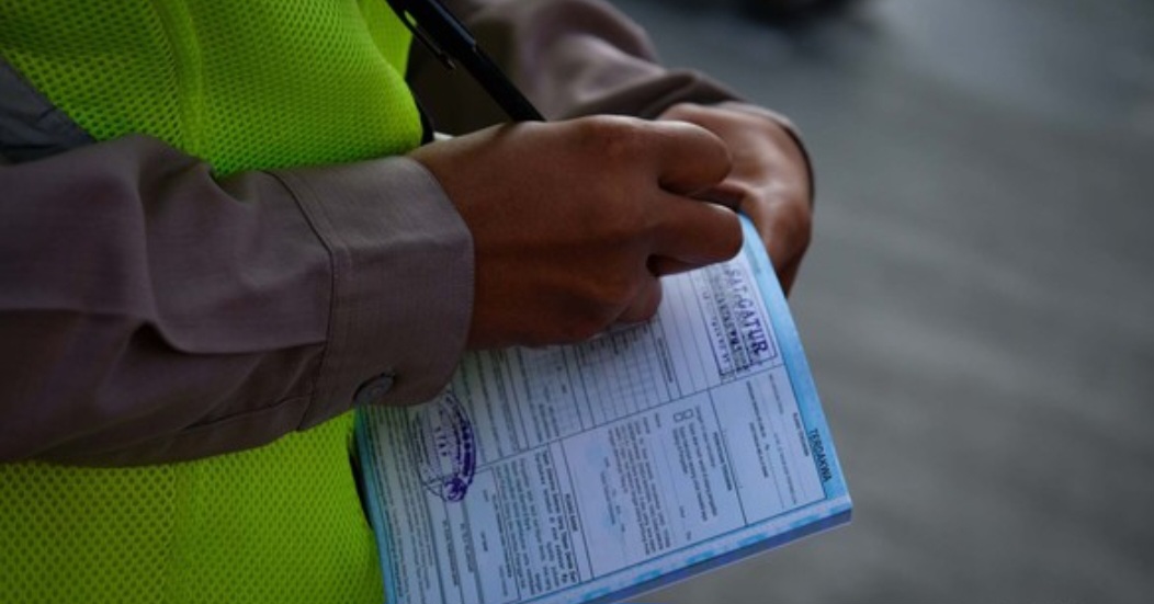 Viral Polisi Diduga Terima ‘Duit Damai’ Tanpa Tilang