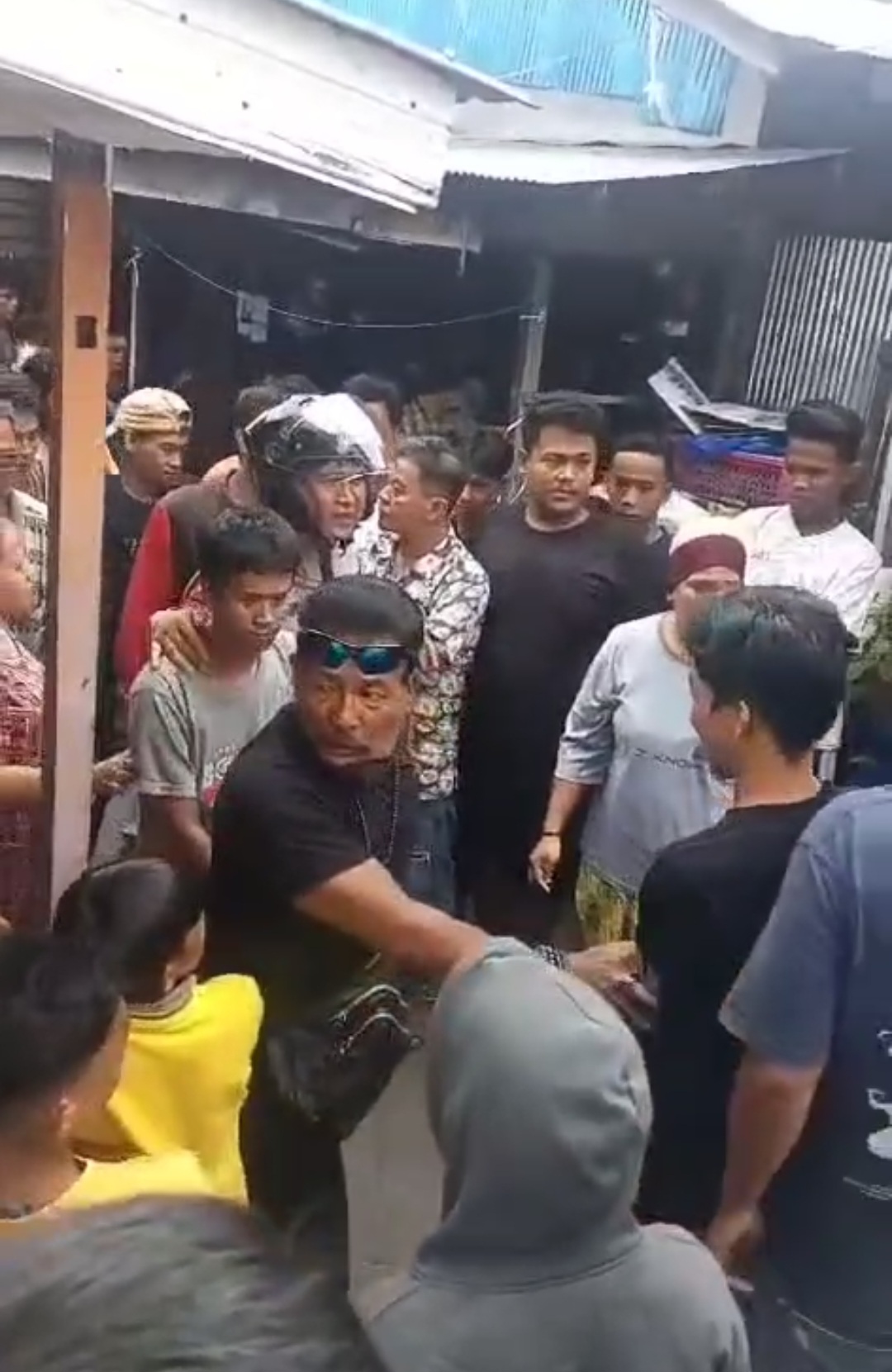“Video Diduga Warga ‘Hajar’ Pelaku Pemerkosaan di Jalan Kelayan A Viral