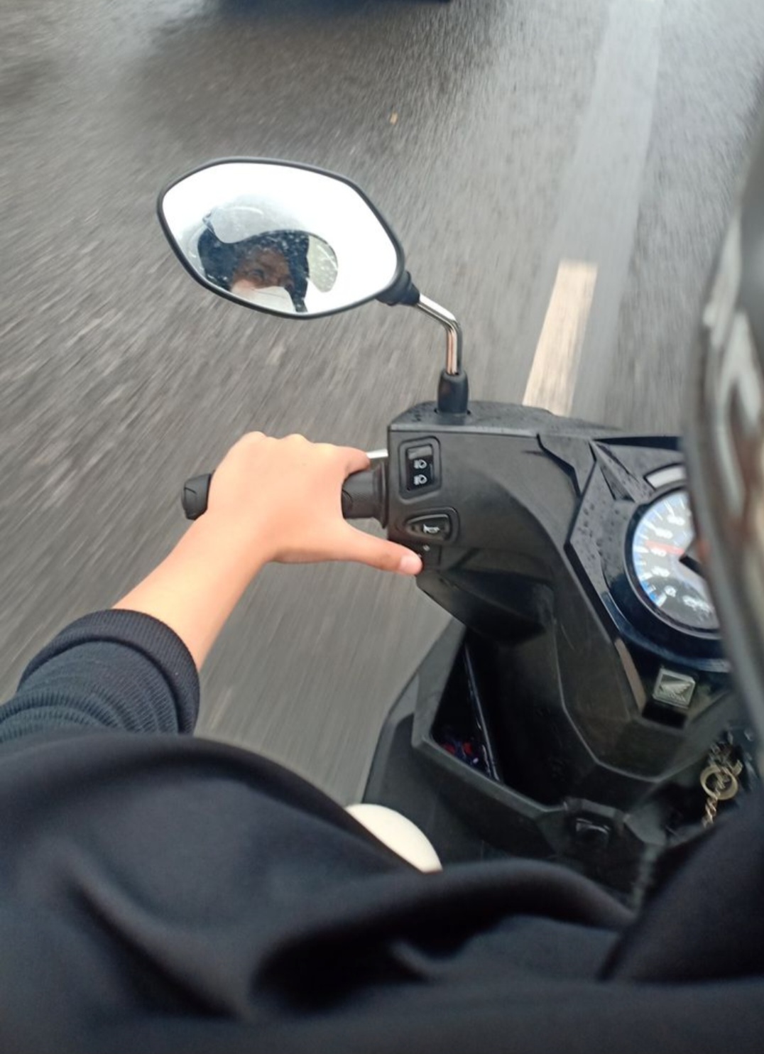 Akibat pake Gaun Panjang ,Seorang Siswi Jatuh dr Motor, Mengalami Luka-luka