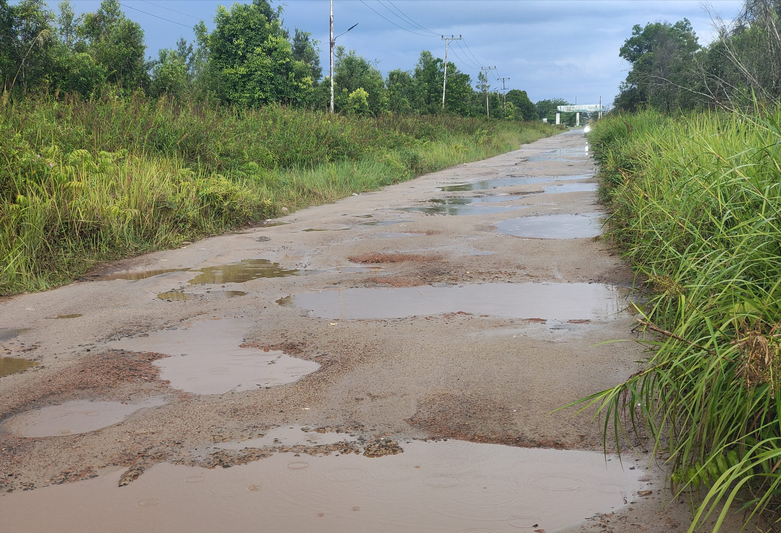 Jalan Di Wengga Metropolitan Mirip Sumur, Membutuhkan Perhatian Serius