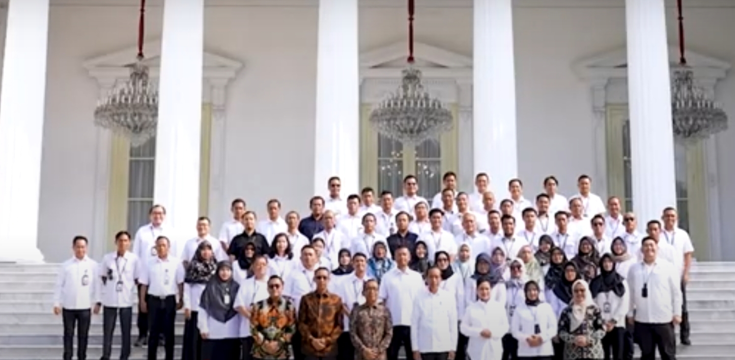 Pamitan, Jokowi dan Ibu Iriana Ajak Keluarga Besar Istana Foto Bersama