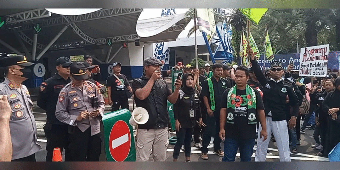 FBR Desak PT. Pembangunan Jaya Ancol Kembalikan Hak Pedagang Kaki Lima!