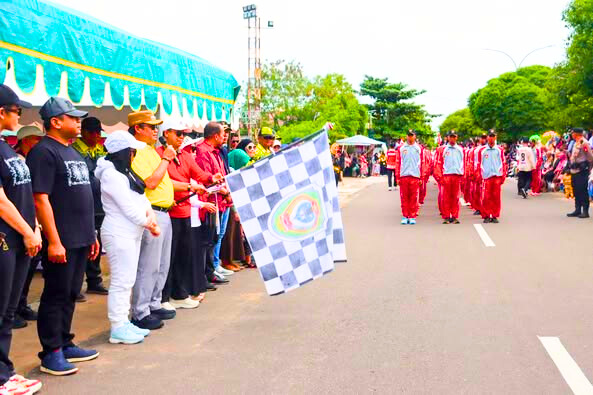 Bupati Seruyan Melepas Pawai                         Karnaval Peringatan HUT ke-80 RI  dan Hari Jadi ke-23 Kabupaten Seruyan