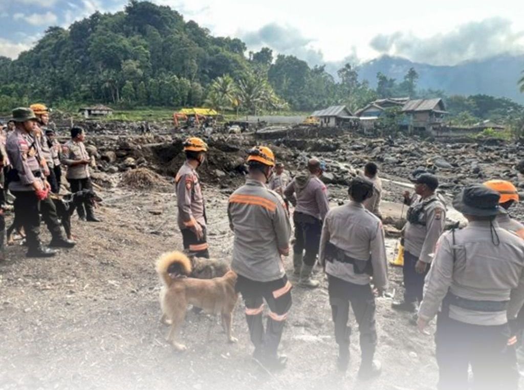 Tim K9 Polri-NTT Kerahkan Anjing Pelacak Cari Korban Banjir