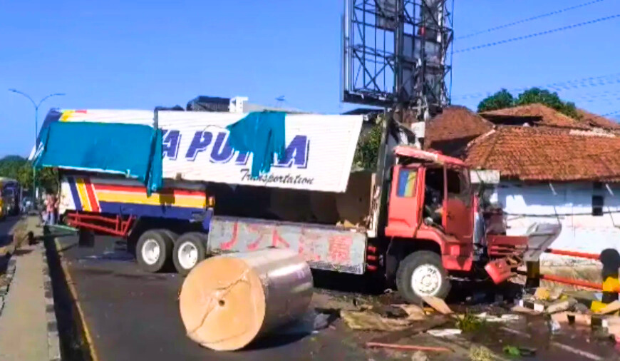 Diduga Rem Blong, Truk Wing Boks Seruduk Ertiga dan Pikap hingga Teras Rumah di Purwosari Pasuruan Jawa Timur