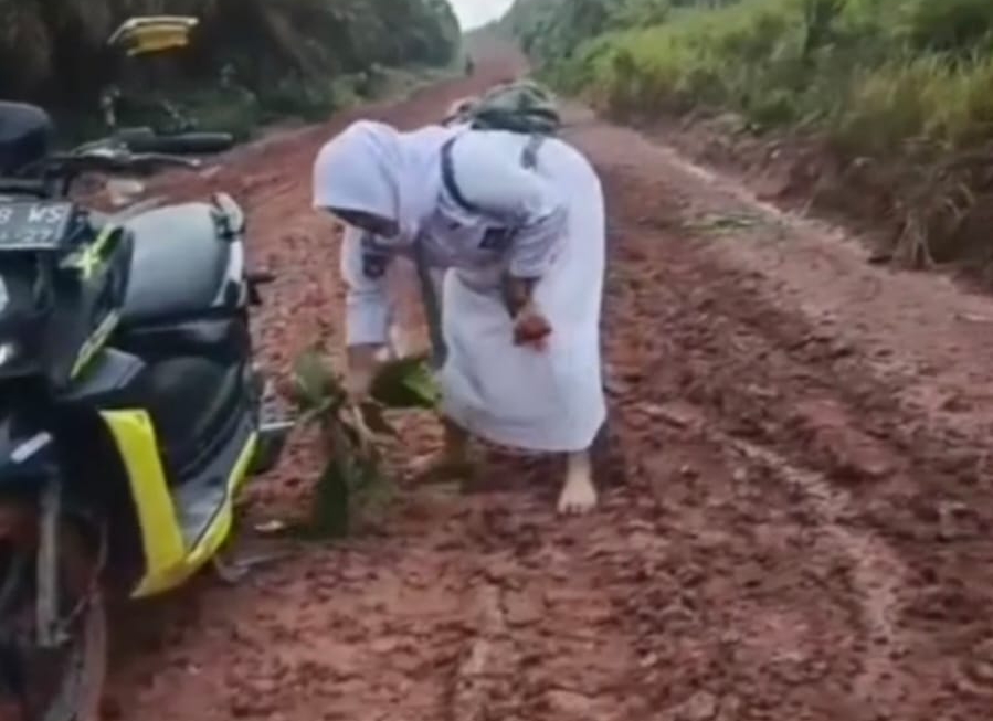 55 Tahun Tak Tersentuh Aspal, Jalan Desa Sebukat Rusak Parah