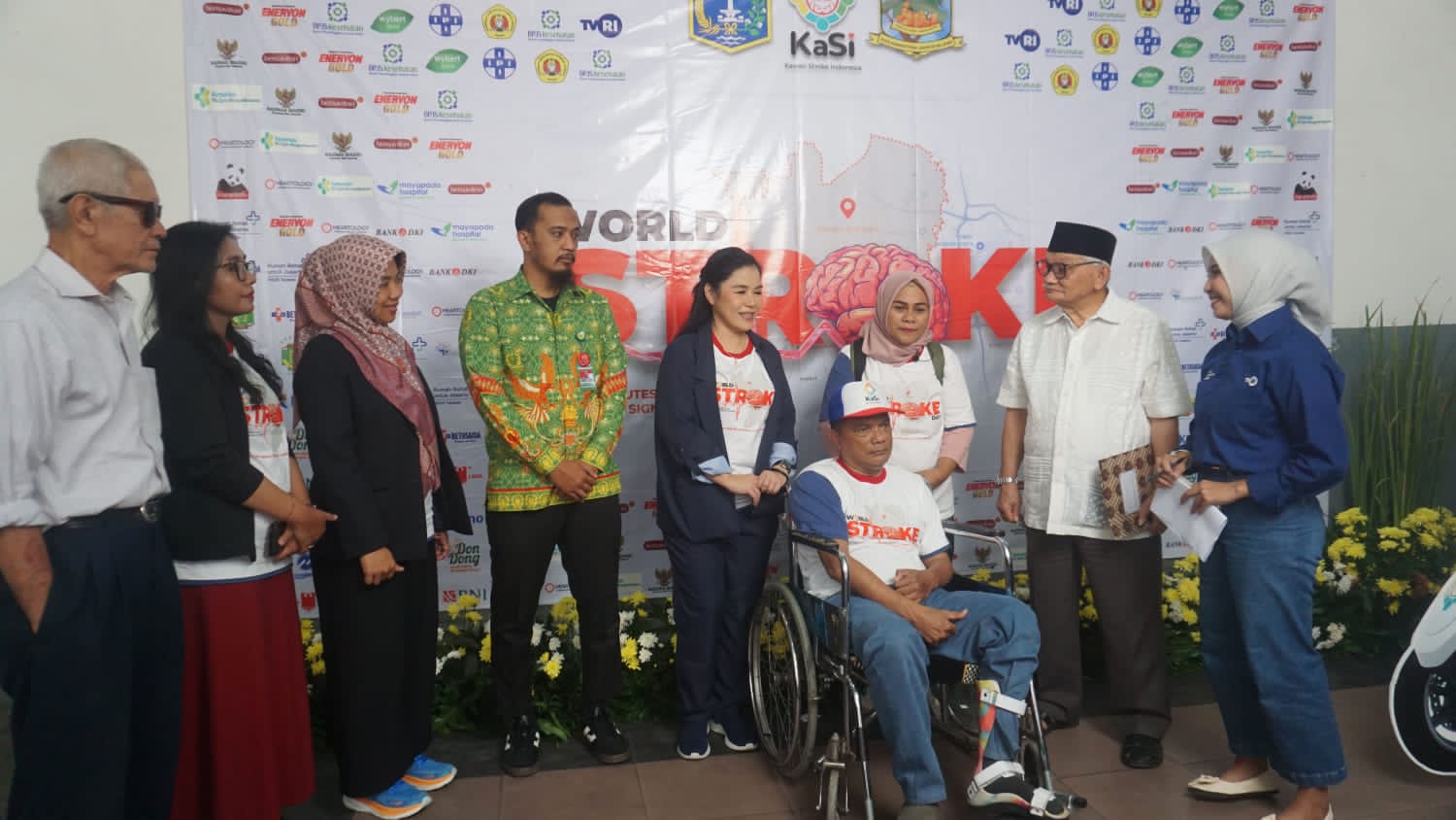 Ketua Kawan Stroke Indonesia, Maria Sri Rosa Sinta, bersama para penyintas stroke dan perwakilan pemerintah DKI Jakarta saat kegiatan World Stroke Day 2025 di Kantor Walikota Jakarta Selatan, menegaskan pentingnya dukungan sosial dan rehabilitasi bagi penyintas stroke.