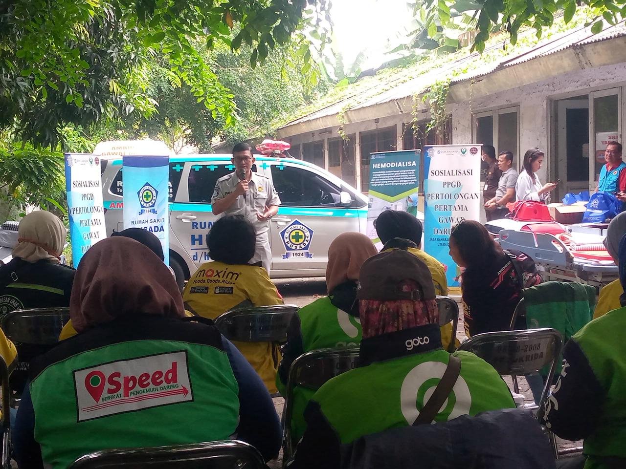 Petugas Jasa Raharja DKI Jakarta memberikan edukasi Pertolongan Pertama Gawat Darurat (PPGD) kepada para ojol wanita dari Gojek, Grab, dan Maxim di kegiatan pelatihan lapangan yang berkolaborasi dengan Rumah Sakit Husada.