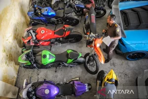 Penyerahan-Barang-Bukti-Kasus-Doni-Salmanan-050722-rai-4.jpg