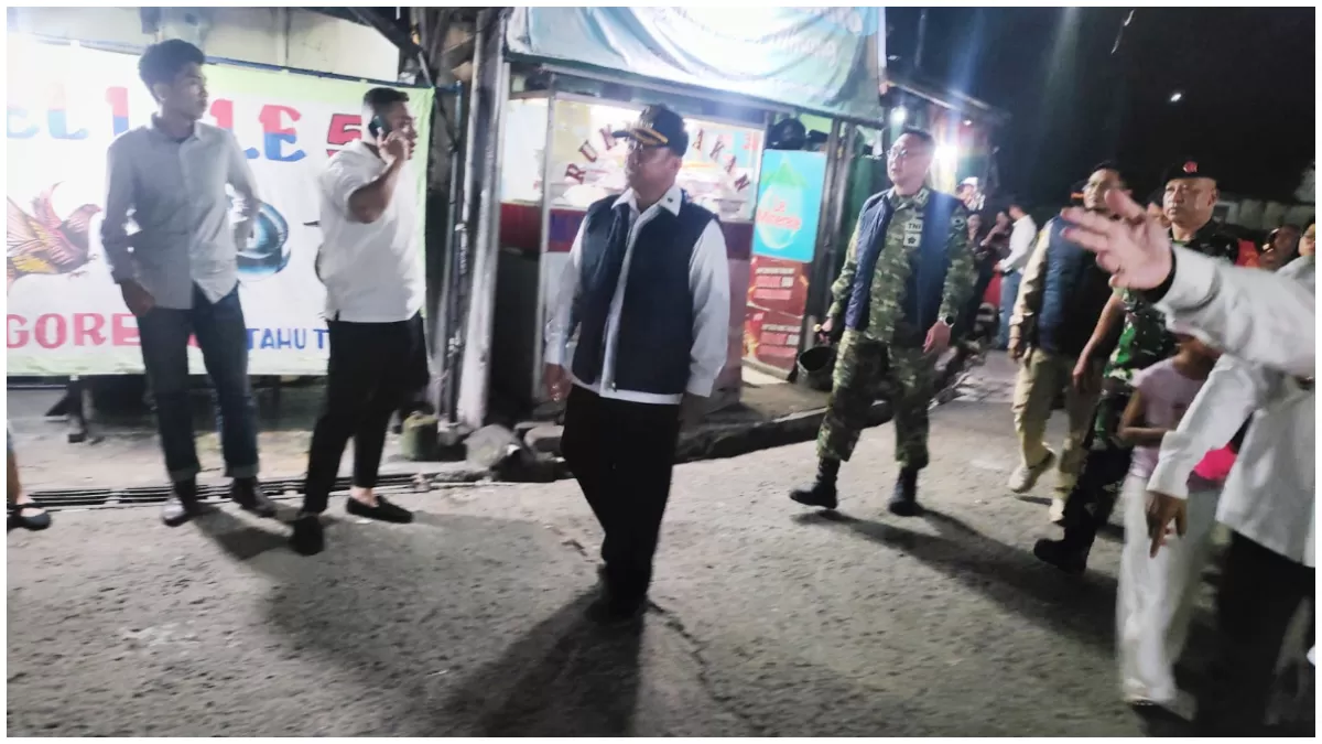 Terjebak Macet, Wali Kota Depok Supian Suri Jalan Kaki Pantau Gereja
