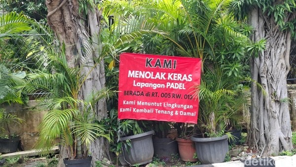 Giliran Warga Pulomas Jaktim Tolak Lapangan Padel, Pasang Spanduk Protes