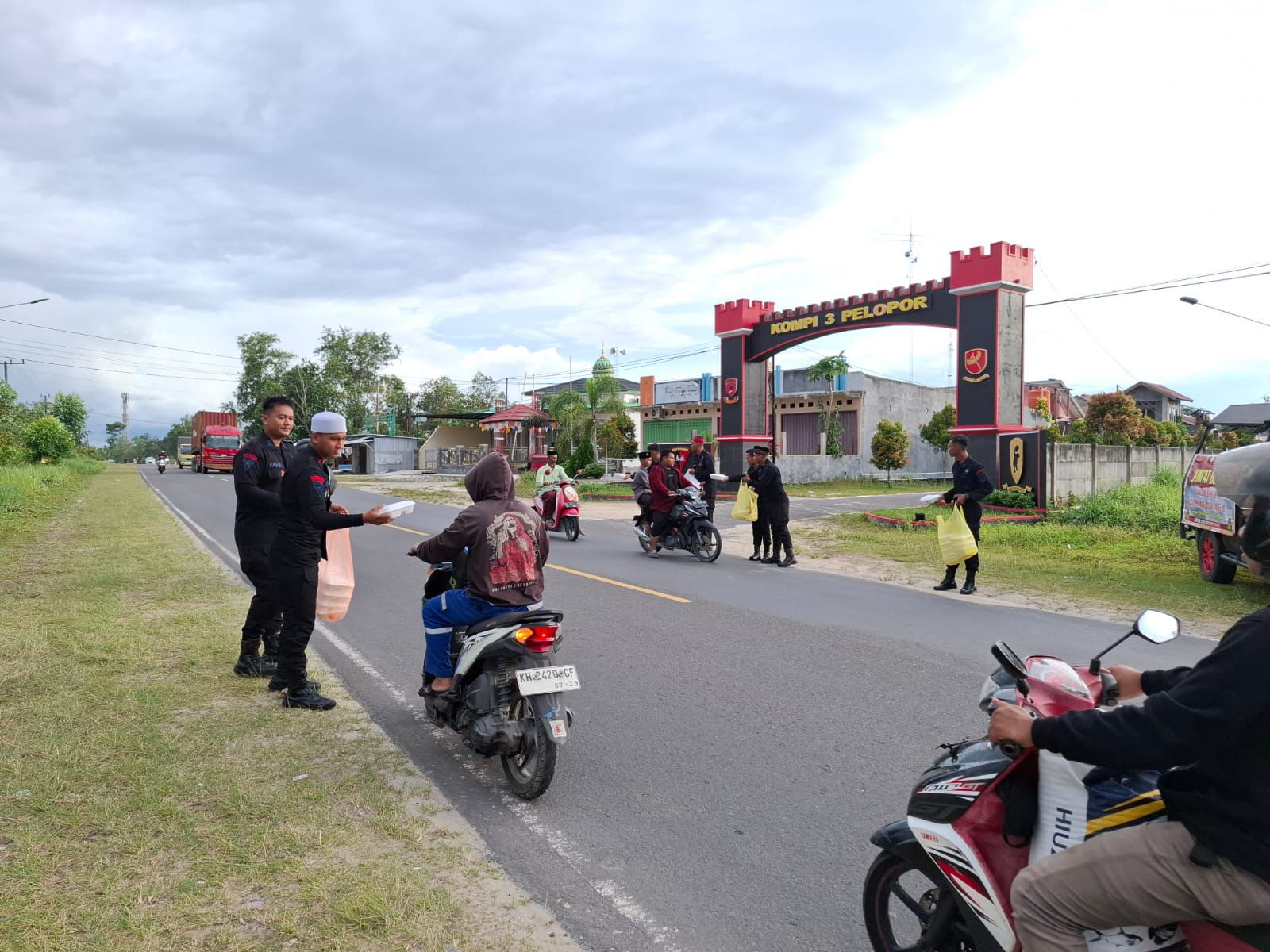 Brimob Bagikan Takjil Gratis di Kumai, Wujud Kepedulian Selama Ramadhan