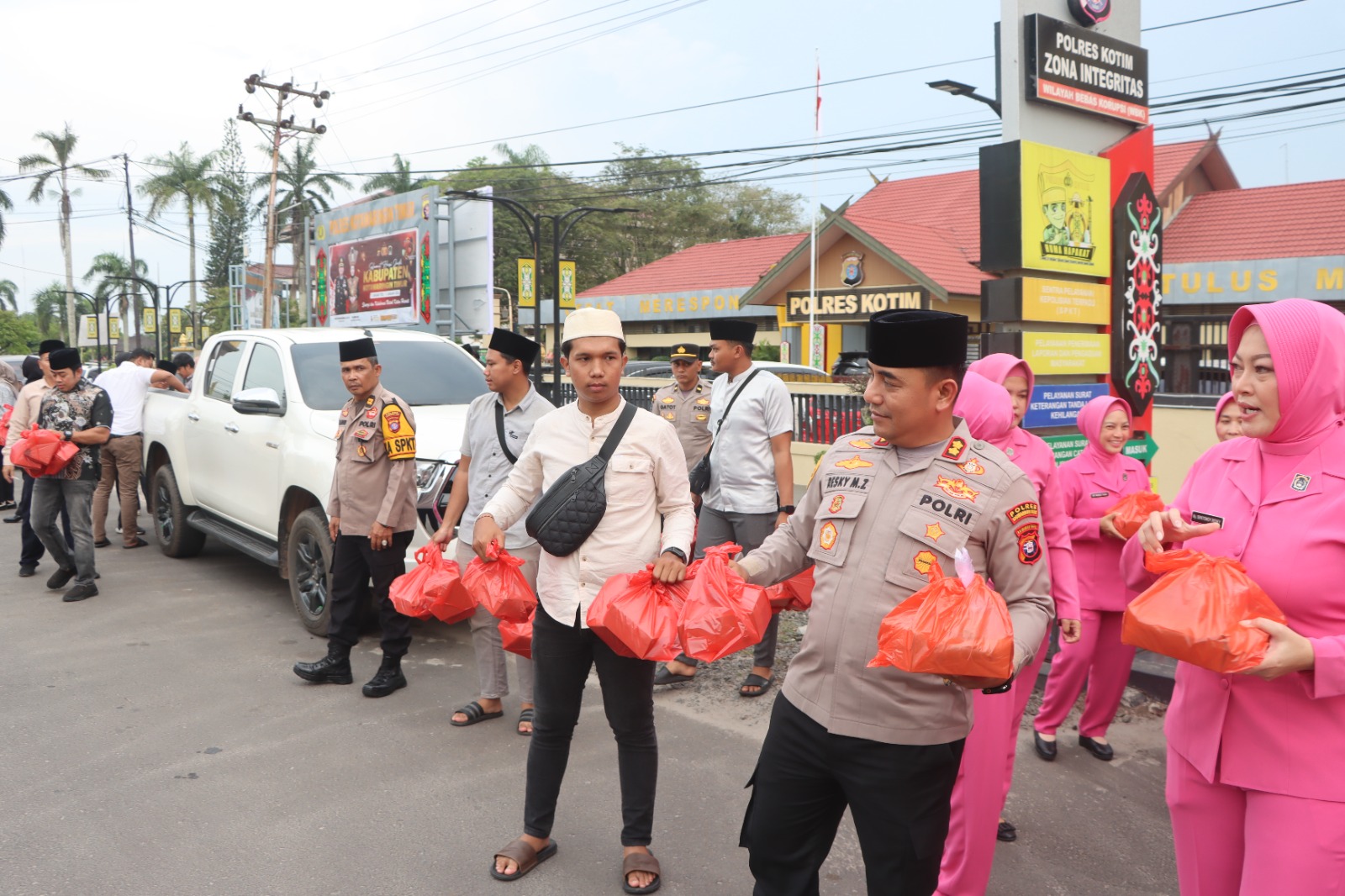 Polres Kotim dan Bhayangkari Turun ke Jalan Bagikan Takjil untuk Pengendara
