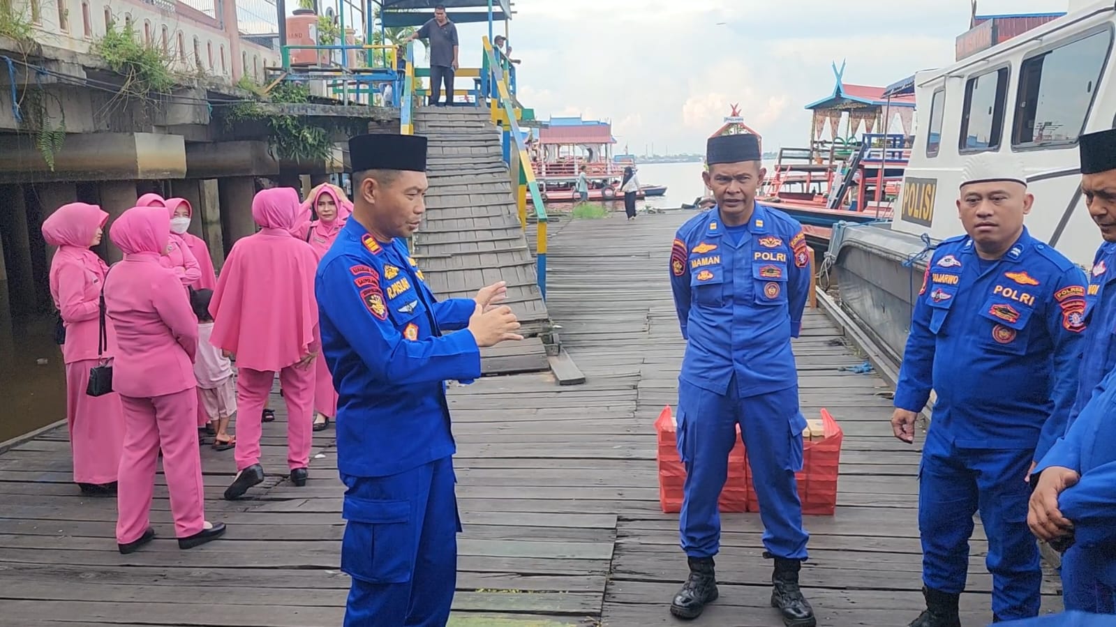 Berbagi di Jalur Sungai, Sat Polairud Polres Kotim Bagikan Puluhan Takjil kepada Warga Pesisir Mentaya