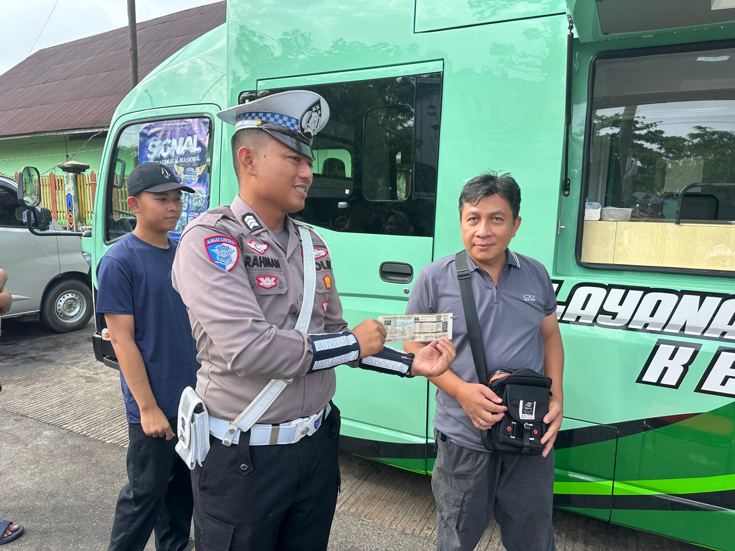 SAT LANTAS POLRES KOTIM MELAKSANAKAN PELAYANAN SAMSAT CAR FREE DAY DI TAMAN KOTA SAMPIT