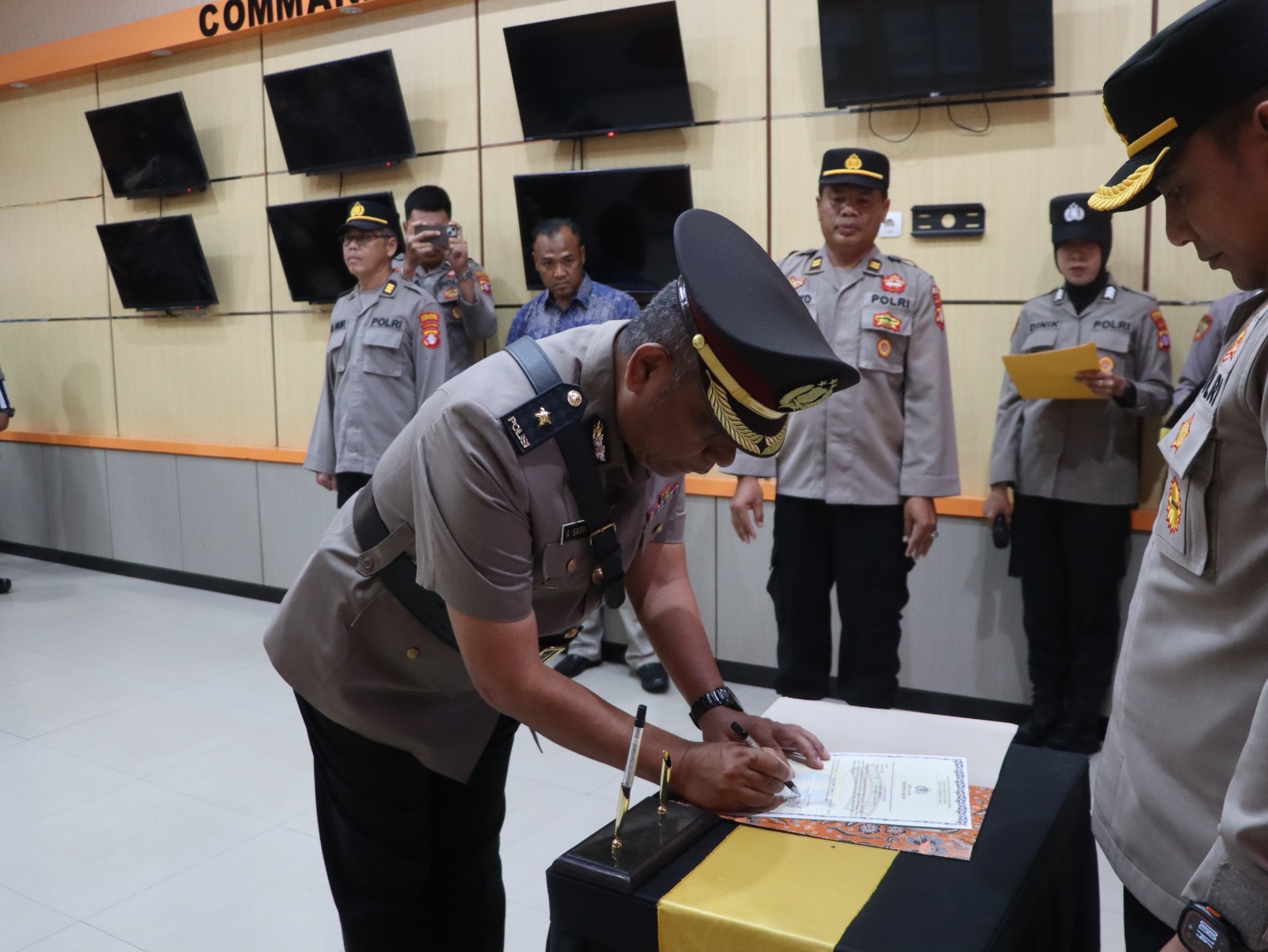 Kapolres Kotim menerima Penyerahan Jabatan Kabaglog