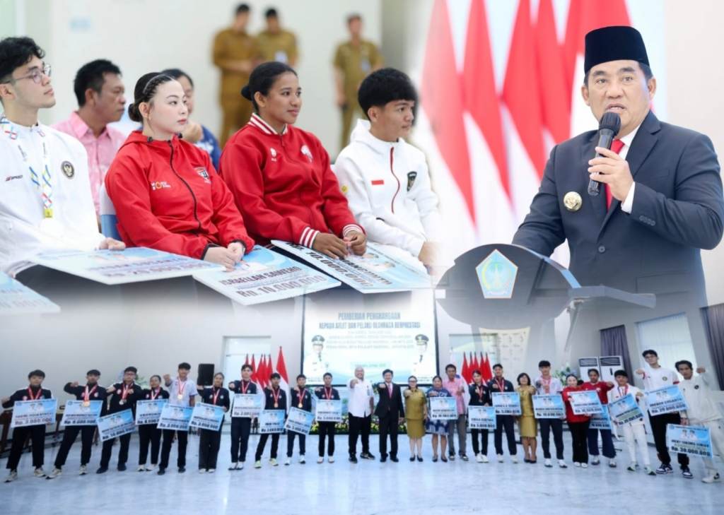 Gubernur Yulius Selvanus Serahkan Bonus Atlet Berprestasi