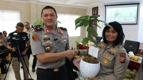 Wakapolda Riau Beri Kado Pohon ke Perwira Purnatugas, Sampaikan Pesan Kapolda