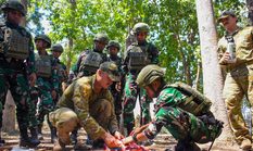 Marinir Indonesia Bekali Prajurit Australia Teknik Bertahan Hidup di Hutan