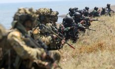Prajurit Korps Marinir Gempur Pantai Banongan dalam Operasi Amfibi Keris Woomera 2026