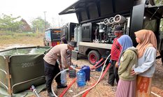 Satbrimob Polda Kalteng Salurkan Air Bersih Gratis untuk Warga